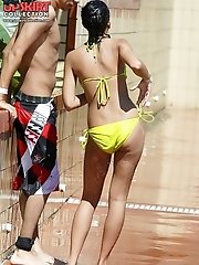12 pictures - Hot bikini butts played on the cam