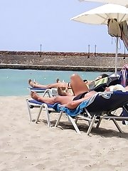 12 pictures - Hot bikini butts played on the cam