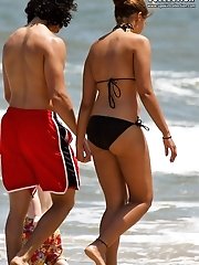 12 pictures - Well shaped bikini girls hot tease