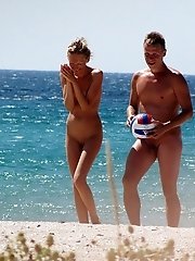 12 pictures - Awesome tits in and out of bikini