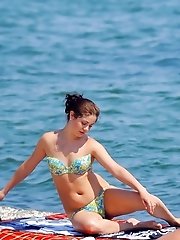 12 pictures - Beach hunter admires sexy bikinis