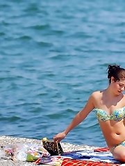 12 pictures - Beach hunter admires sexy bikinis