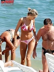 12 pictures - Bikini girls playing around on beach