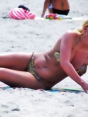 12 pictures - Bikini girls playing around on beach