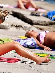 12 pictures - Bikini cameltoe spied by the hunter