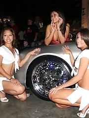12 pictures - Girls upskirts, accidentally, at the exhibition