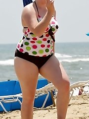 12 pictures - Erotic view of teenage bikini bimbos