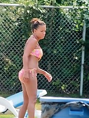 12 pictures - Erotic view of teenage bikini bimbos