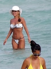 12 pictures - Wet bikini cameltoe on voyeur cam