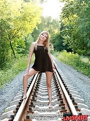 12 pictures - This uspkirt girl is so bad-ass