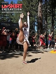 12 pictures - Awesome up skirt in car