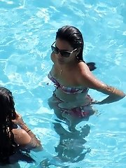 12 pictures - Tiny bikini girls got on hunter cam