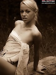 12 pictures - Cute nudist babe hiding in bushes