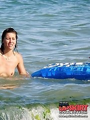 12 pictures - Cute nudist babe hiding in bushes