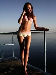 12 pictures - Cameltoe upskirt gallery