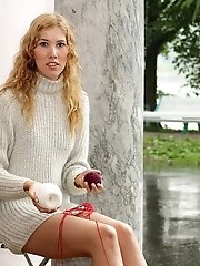 12 pictures - Beautiful outdoor upskirt