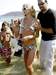 15 pictures - Beautiful Paris Hilton exposing her upskirt to everyone