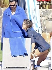 20 pictures - Jessica Alba upskirt shots gallery