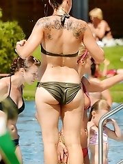 12 pictures - A number of girls in swimsuits spied