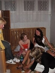 12 pictures - Chicks don't notice amateur upskirt hunter