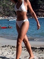 15 pictures - Babes put bikinis in order and get naked tits spied