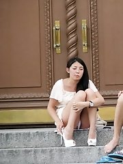 12 pictures - Upskirt girls enjoy a day in a park