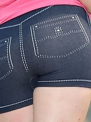 12 pictures - Hottie's tight booty shorts