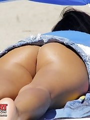 12 pictures - Nude pussy up skirt on the beach