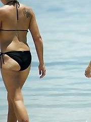 12 pictures - Girls in bikinis have awesome butts