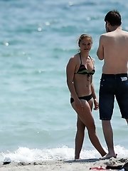 12 pictures - Babe playing with her hot bikini ass