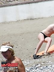12 pictures - Bent over chick sexy bikini booty