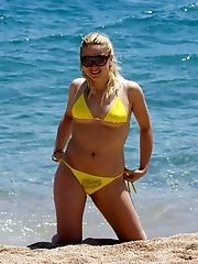12 pictures - A girl going naked on the Tulum